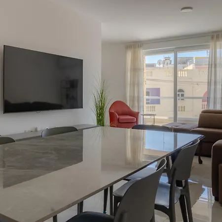 Three Bedroom Qormi Apartmán *